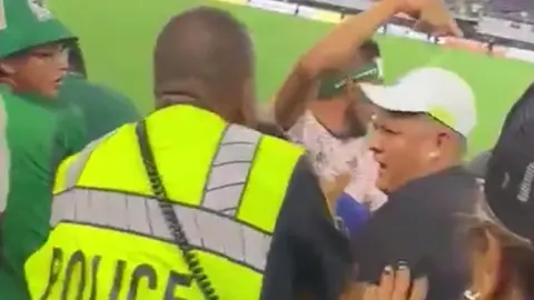 Aficionados del Tri se pelean por playera de Uriel Antuna tras finalizar México vs Costa Rica