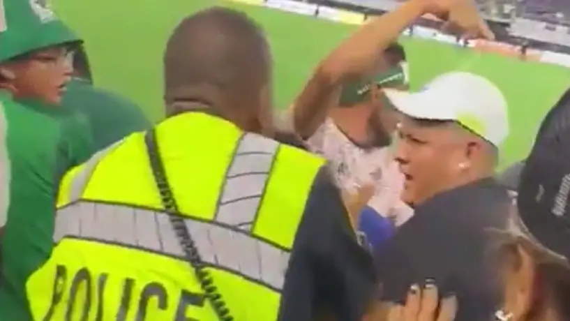 Aficionados del Tri se pelean por playera de Uriel Antuna tras finalizar México vs Costa Rica