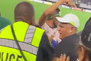 Aficionados del Tri se pelean por playera de Uriel Antuna tras finalizar México vs Costa Rica