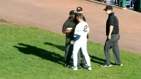 Umpire es expulsado en pleno partido de beisbol luego de agredir a jugador