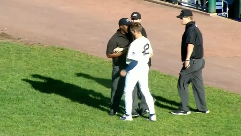 Umpire es expulsado en pleno partido de beisbol luego de agredir a jugador
