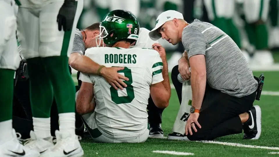 Aaron Rodgers salió lesionado en su debut con los New York Jets