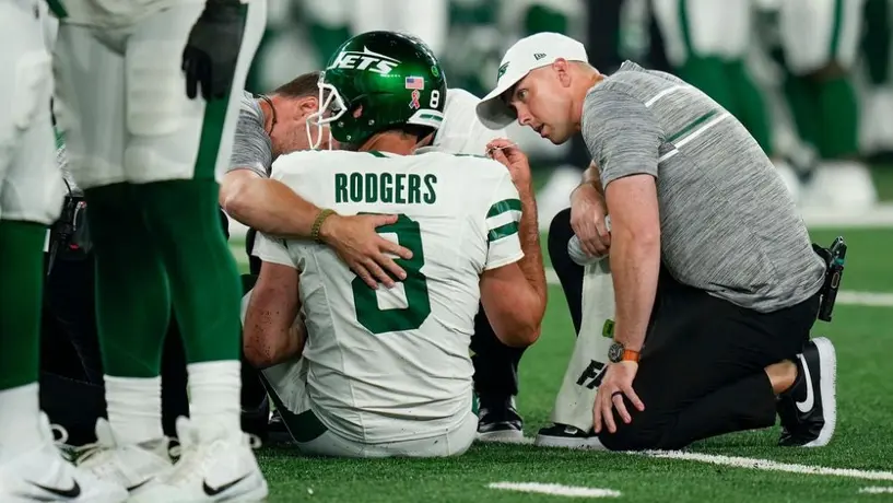 Aaron Rodgers salió lesionado en su debut con los New York Jets