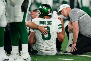 Aaron Rodgers salió lesionado en su debut con los New York Jets