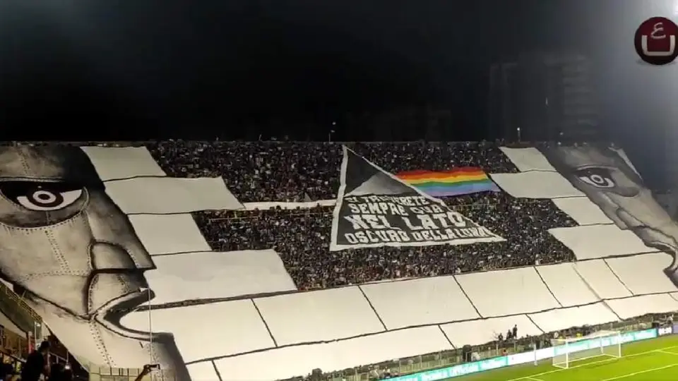 Salernitana rindió homenaje a Pink Floyd previo a partido ante Inter