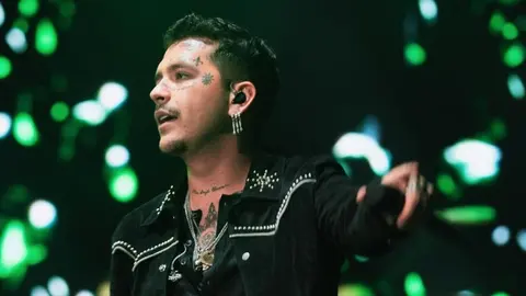 Christian Nodal elimina tatuajes para su futura paternidad