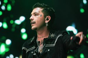 Christian Nodal elimina tatuajes para su futura paternidad