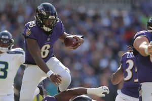 Baltimore, con Kenny Mitchell on fire, apaleó a los Seattle Seahawks