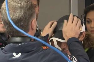 ¡No se aceptan intrusos! Christian Horner le tapa el logo de Ferrari a invitada en el Paddock