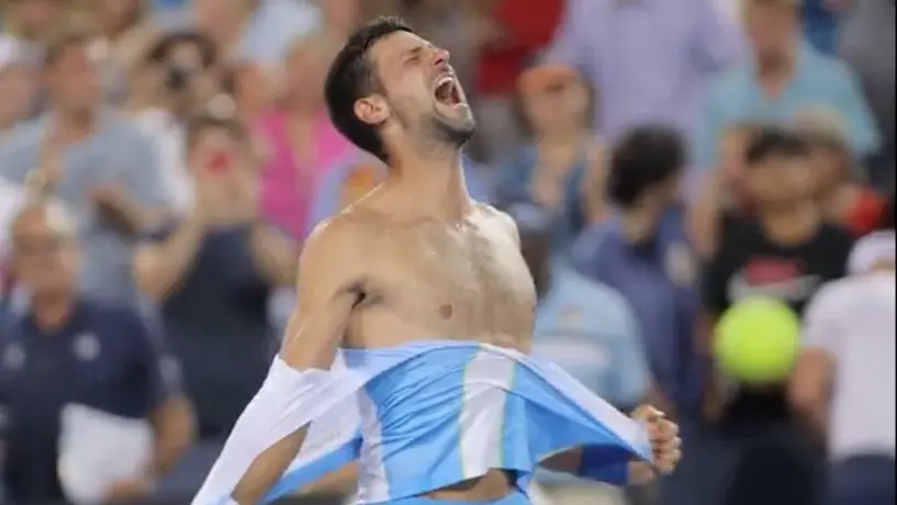 Novak Djokovic pide a gritos su creatina en la Final del Masters de Cincinnati ante Carlos Alcaraz