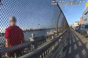 Policía de Nueva York rompe en llanto tras convencer a un hombre de no saltar de un puente