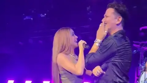 Sin mencionar a Piqué: Shakira cambia la letra de La Bicicleta en concierto con Carlos Vives