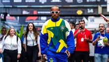 ¡Llega con estilo! Lewis Hamilton se presenta al GP de Brasil con un conjunto de la selección de los 90