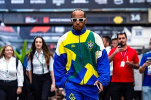 ¡Llega con estilo! Lewis Hamilton se presenta al GP de Brasil con un conjunto de la selección de los 90