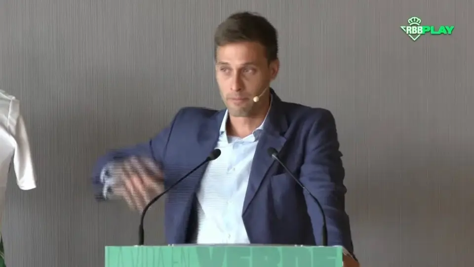 Sergio Canales rompe en llanto luego de las emotivas palabras de Guardado