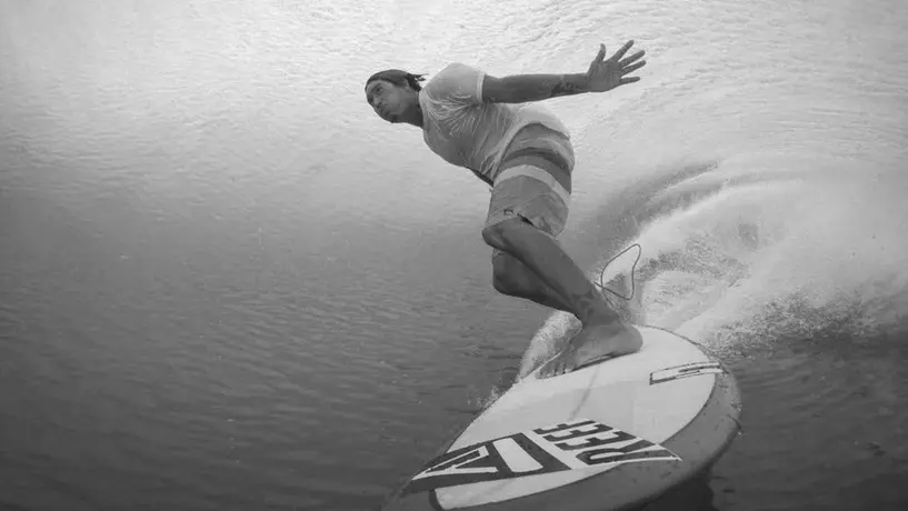 Mikala Jones, surfista profesional, fallece en un terrible accidente