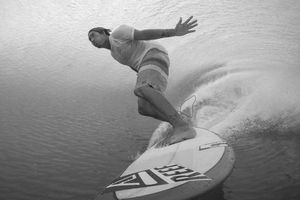 Mikala Jones, surfista profesional, fallece en un terrible accidente