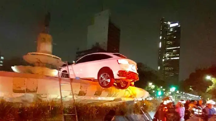 Automóvil se estrella contra fuente de la Diana Cazadora; hubo dos lesionados