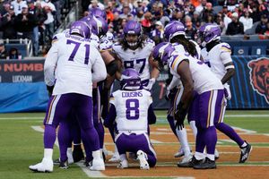 Kirk Cousins guía el triunfo de Vikings sobre Bears; Justin Fields salió lesionado