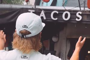 ¡Ya eres mexicano! Valtteri Botas llegó a CDMX y aprovechó para disfrutar de unos tacos
