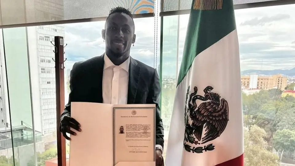 Julián Quiñones ya recibió sus papeles de naturalización y es elegible para el Tricolor