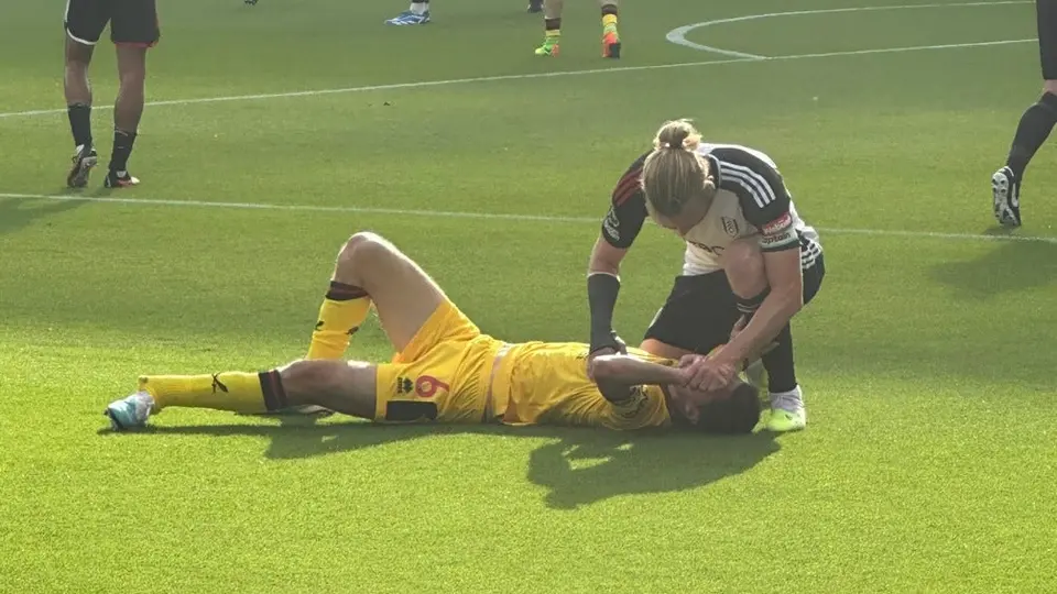 Fulham vs Sheffield United: Chris Basham sufre terrible lesión en el tobillo; ya fue trasladado al hospital