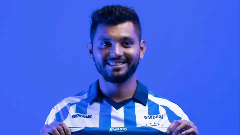 Tecatito Corona, previo al Clásico Regio, estrena número con Rayados