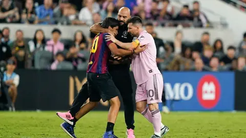 ¿A dónde? Guardaespaldas de Leo Messi intercepta con 'agresividad' a un seguidor del astro argentino