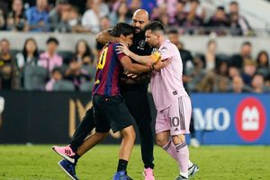 ¿A dónde? Guardaespaldas de Leo Messi intercepta con 'agresividad' a un seguidor del astro argentino