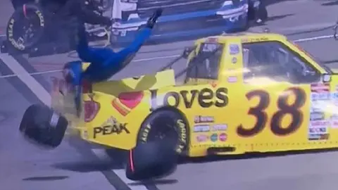 Zane Smith, piloto de NASCAR, atropelló a su mecánico en plena carrera