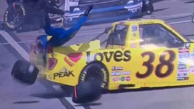 Zane Smith, piloto de NASCAR, atropelló a su mecánico en plena carrera