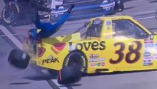 Zane Smith, piloto de NASCAR, atropelló a su mecánico en plena carrera