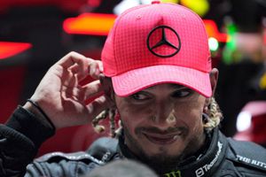 Lewis Hamilton afirma que Mercedes aún debe mejor en clasificación tras podio en Singapur