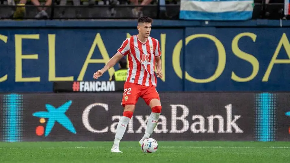 Entrenador de Almería lanza duro mensaje para César Montes: 'Tiene que mejorar'