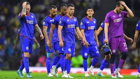 Erik Lira le regala su camiseta a un aficionado tras el Clásico Joven