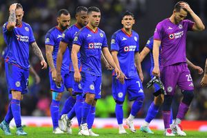 Erik Lira le regala su camiseta a un aficionado tras el Clásico Joven