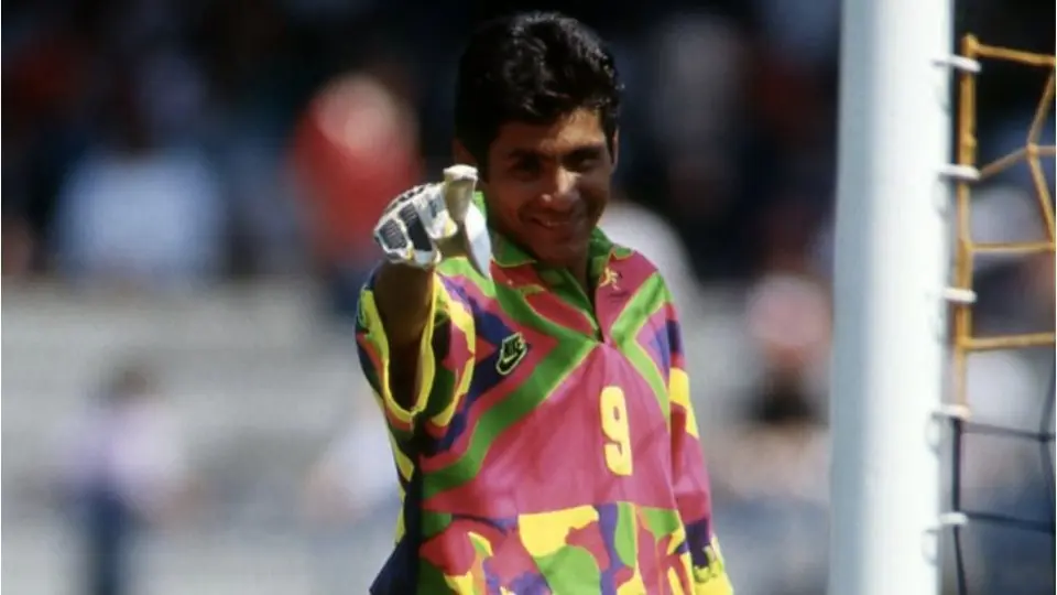 Jorge Campos es homenajeado en París por su icónico uniforme de colores