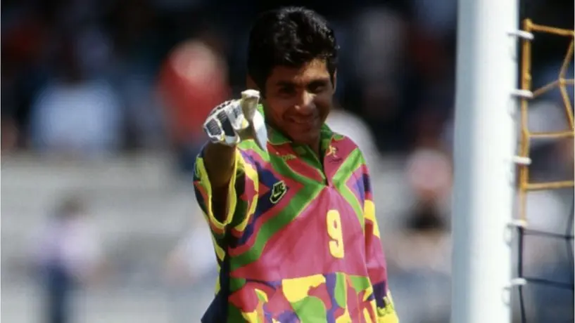 Jorge Campos es homenajeado en París por su icónico uniforme de colores