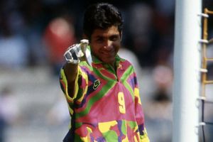 Jorge Campos es homenajeado en París por su icónico uniforme de colores