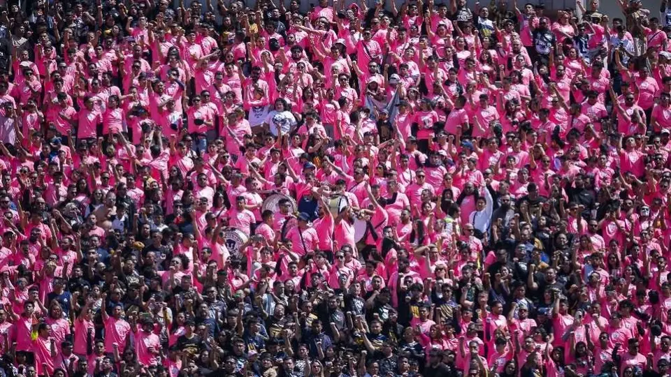 Afición de Pumas realizó mosaico en apoyo a la lucha contra el cáncer de mama
