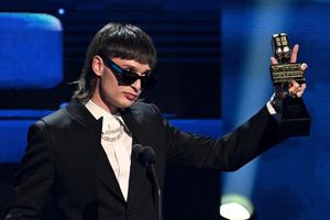 Filtran lo que gana Peso Pluma por concierto; cobra más caro que Luis Miguel