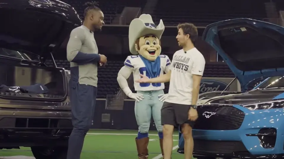 Checo Pérez presume sus habilidades en futbol americano y vence a Michael Gallup en reto