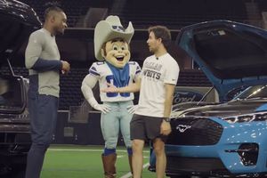 Checo Pérez presume sus habilidades en futbol americano y vence a Michael Gallup en reto