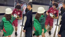 Hija de Jaime Lozano regala brazalete de la amistad al Chino Huerta tras gol con el Tri