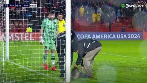 ¡IMPERDIBLE!: Tapan hoyos con arena en un partido de Copa Sudamericana
