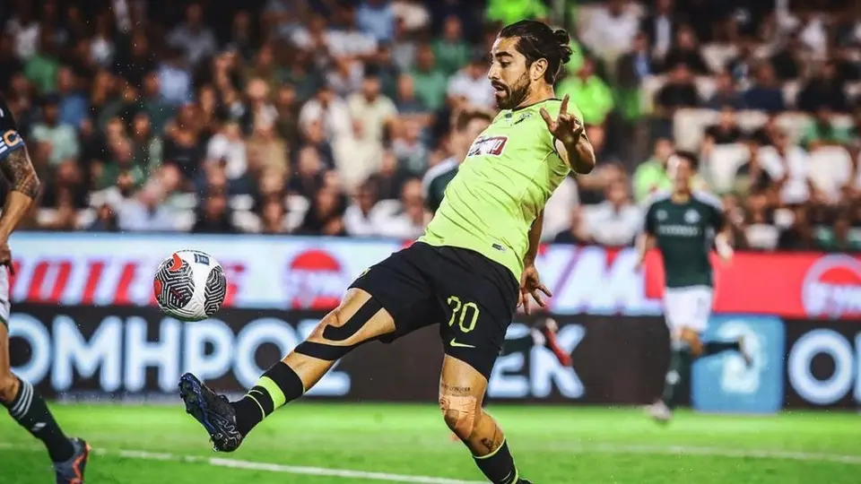Rodolfo Pizarro fue titular en el empate del AEK Atenas contra el Kifisia FC