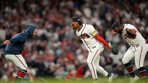 Bravos remontan para vencer por 5-4 a Filis y empatan la Serie Divisional de la Liga Nacional