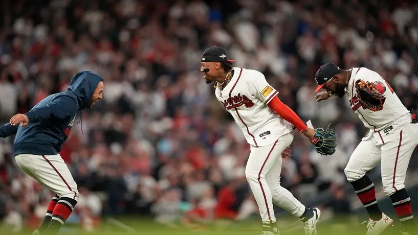 Bravos remontan para vencer por 5-4 a Filis y empatan la Serie Divisional de la Liga Nacional