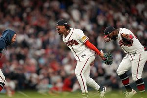 Bravos remontan para vencer por 5-4 a Filis y empatan la Serie Divisional de la Liga Nacional