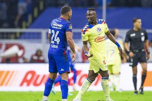 Julián Quiñones a Juan Escobar en el Clásico Joven: "Me la pe..."